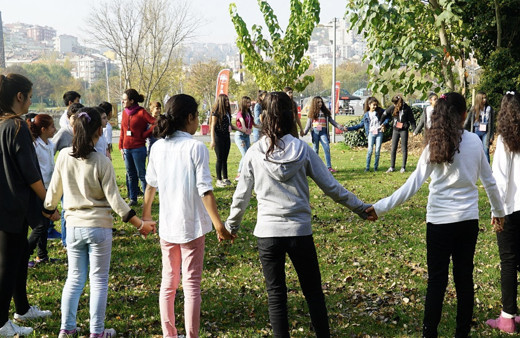Yarın 15-20 yaş sokağa çıkma izni var mı 20 yaş altı kaç saat çıkacak?