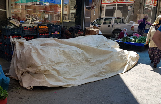 Korkunç olay! Pazarcı kadın şalvarın içinde doğurdu, bebeği tezgahın altına attı