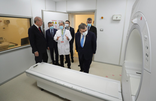 Bakan Albayrak: Ekonomi ve sağlık alanlarında tarih yazmaya devam ediyoruz