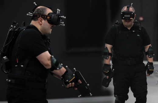 Sanayi Bakanı Mustafa Varank silah kuşandı polislerle hücre evi bastı!