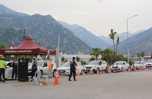 Antalya ve Bodrum'da kırmızı alarm! 34 ve 06 plaka akını kuyruk yaptı