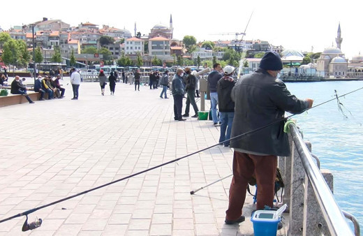 Üsküdar'da olta atan amatör balıkçı: Dünyalar bizim oldu