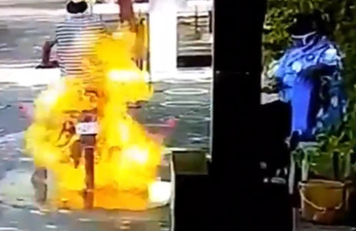 Hindistan’da motosikletli sürücü dezenfekte edilirken alev aldı