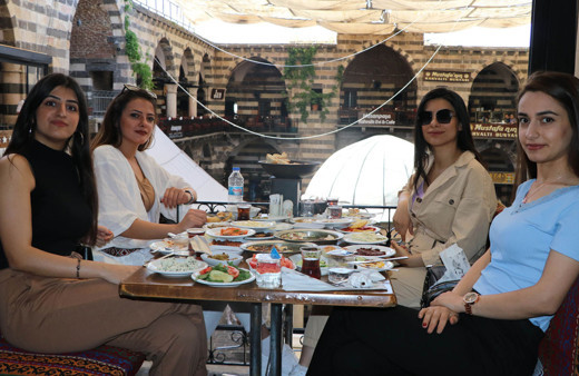 Diyarbakır'da normalleşme, ciğer kebabı ve kahvaltıyla başladı 