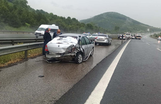 TEM'de zincirleme kaza 25 araç birbirine girdi