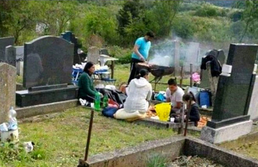 Almanya'da Türklere çirkin iftira mezarlıkta mangal fotoğrafı olay oldu!