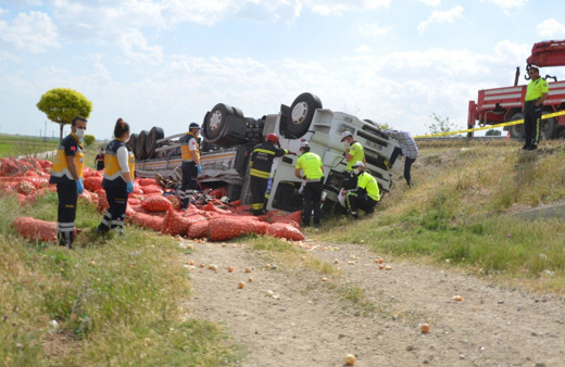 Konya'da devrilen TIR'ın sürücüsü öldü