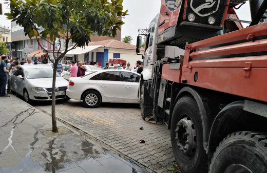 Osmaniye'de freni boşalan iş makinesi dehşet saçtı