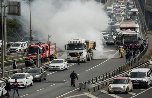 Son dakika Haliç Köprüsü'nde hafriyat kamyonunda yangın çıktı