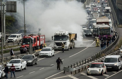 Haliç Köprüsü'nde hafriyat kamyonunda yangın çıktı