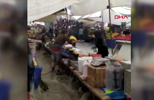 Arnavutköy'de semt pazarını su bastı