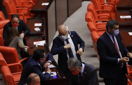 TBMM Genel Kurulu'nda maskeli oturum! Kırmızı ve mavi maske damga vurdu