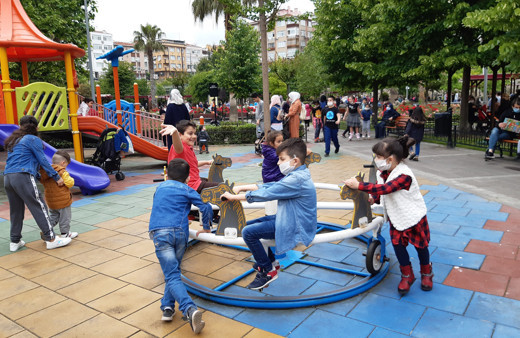 Fatih'te verilen izinde sokağa çıkan çocuklar doyasıya eğlendi