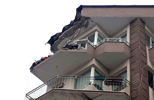 Güngören'de beş katlı binanın terasının bir kısmı çöktü