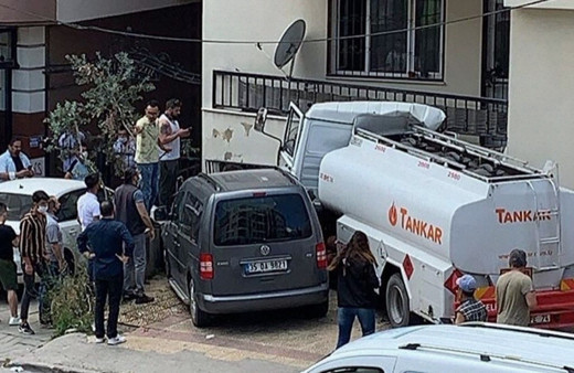 İzmir'de freni boşalan tanker apartmana çarptı
