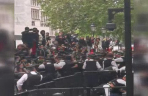 İngiltere'deki George Floyd protestolarında polis şiddeti