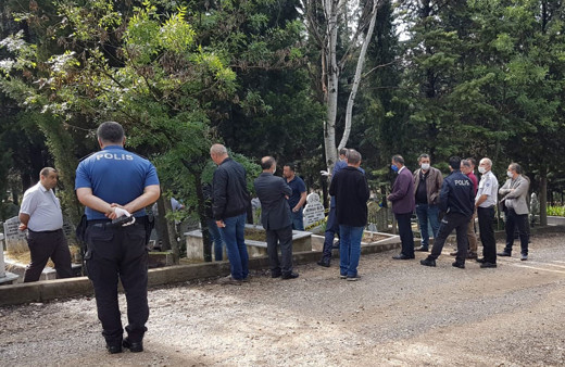 Kimse inanmadı Bursa'da genç doktor babasının mezarı başında intihar etti