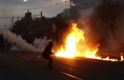 Turizmciler Yunanistan'da bakanlığı bastı