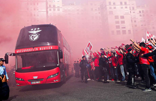 Benfica takım otobüsüne çirkin saldırı!