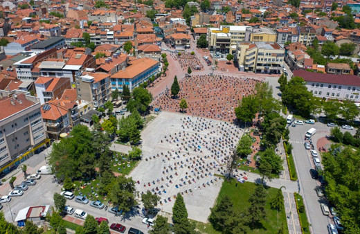 İbadet aşkı engel tanımaz Kütahya'da cuma namazı şehrin meydanında kılındı