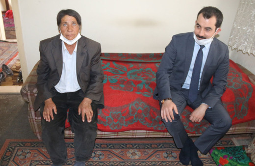 Sivas'ta 57 yıldır erkek kıyafeti giyen köylü kadın traş da oluyor