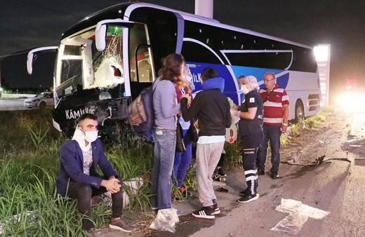 Manisa'da otobüs ile otomobil çarpıştı: 2 ölü, 2 yaralı