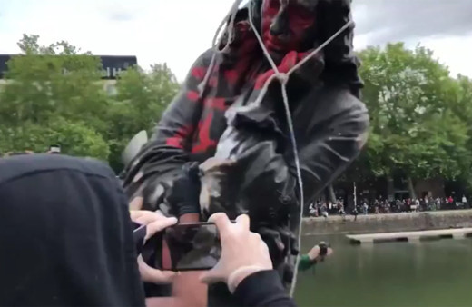 İngiltere'de göstericiler köle tacirinin heykelini yıktı