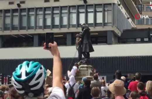 İngiltere’de protestocular köle tüccarının heykelini yıktı