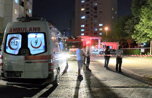 Kocasını bıçakladı, ardından çocuklarını balkondan atmak istedi