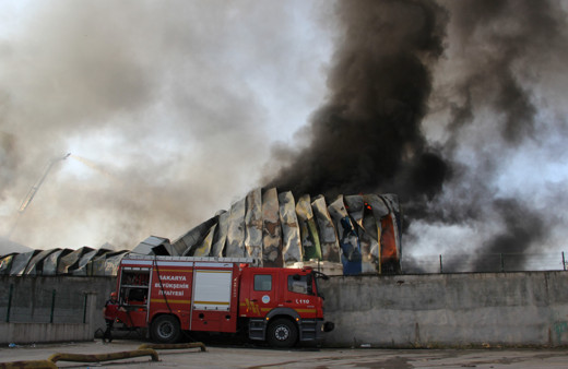 Sakarya’da geri dönüşüm tesisi alevlere teslim oldu