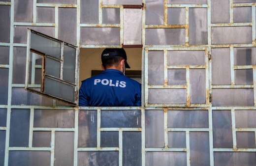 Antalya'da postacı kokuyu fark edince yalnız yaşayan avukat ölü bulundu