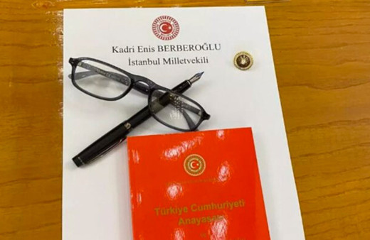 CHP Grup Toplantısı'nda Enis Berberoğlu'nun sırasına gözlük ve kol düğmesi koyuldu