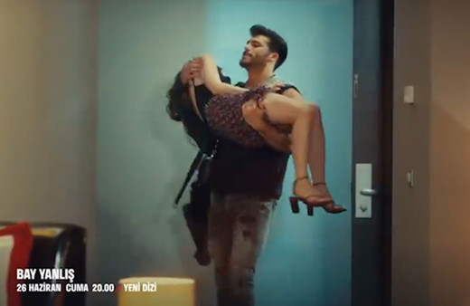 FOX TV'de Can Yaman Özge Gürel dizisi Bay Yanlış'a öpüşme sahnesi olay oldu