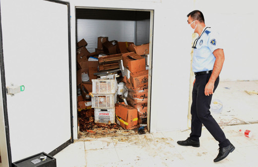 Antalya'da mahalleli ceset kokusu sanıp polisi aradı gerçek başka çıktı