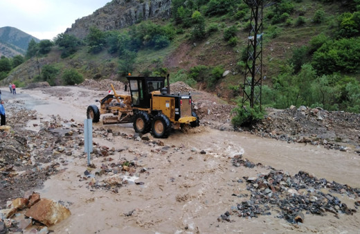 Giresun'da heyelan yol kapattı