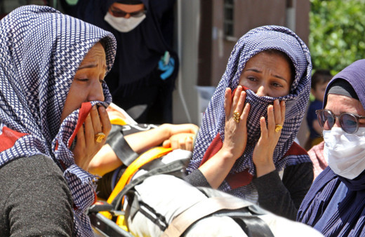 Antalya'da hamile kadın cam silerken dükkanın tentesine düştü