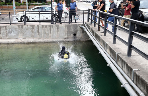 Adana'da polisi gören FETÖ'cü üstündekileri su kanalına attı