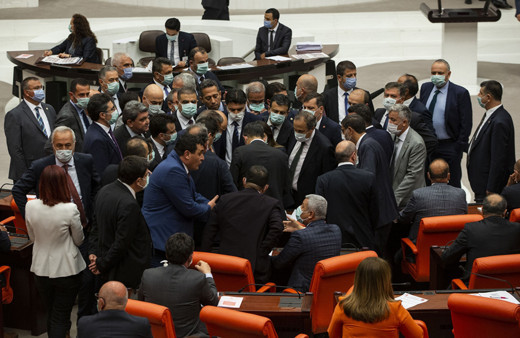 Meclis'te yumruk yumruğa kavga! CHP'nin yeni taktiği TBMM'yi gerdi