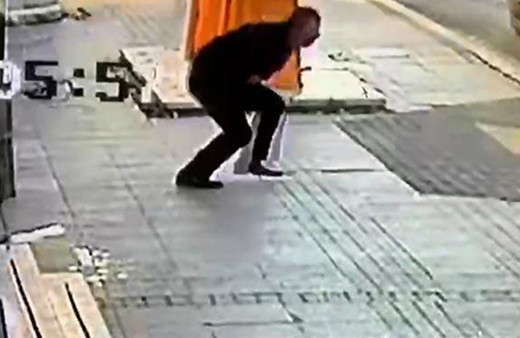 Pendik'te cadde ortasında bıçaklı dehşet kamerada