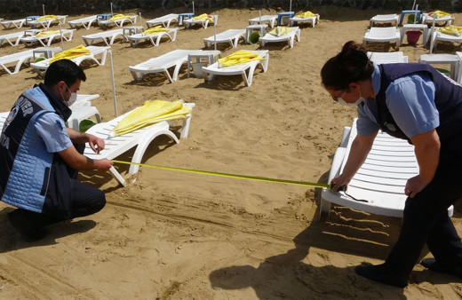 Sarıyer’de zabıtalardan plajlarda metre ile sosyal mesafe ölçümü