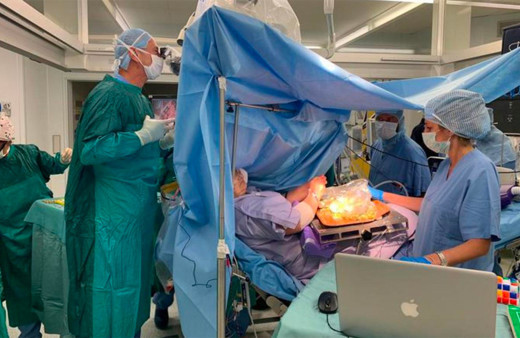 İnanılmaz! 60 yaşındaki kadın, beyin ameliyatı sırasında zeytin dolması yaptı