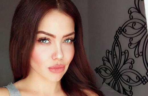 Antalya'da kaldırıma çıkan araba şarkıcı Lara Keskin'e çarptı