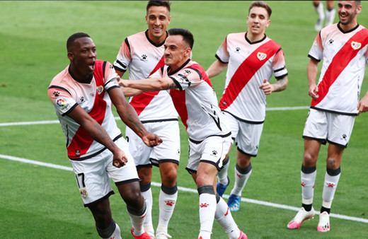 İspanya'da 6 ay sonra tamamlanan futbol karşılaşması