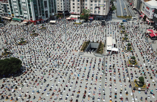 İstanbul'da toplu cuma namazı kılanlar böyle görüntülendi!