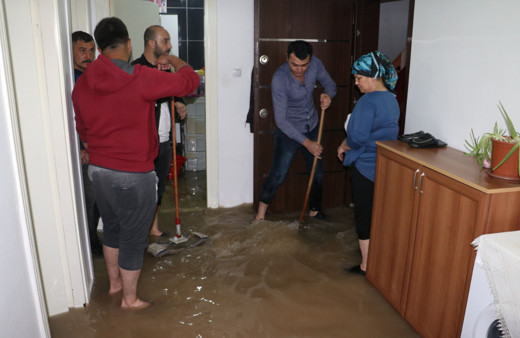 Ankara'da sağanak yağış hayatı felç etti