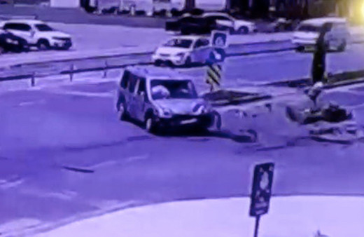 Ticari araca çarpan motosiklet sürücüsü ağır yaralandı