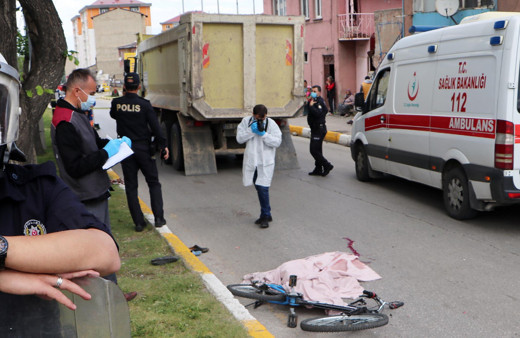 Bisikletiyle kamyon altında kaldı, yakınları fenalık geçirdi