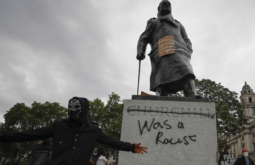 Irkçılık karşıtı yeni gösteriler öncesi Churchill'in heykeli korumaya alındı
