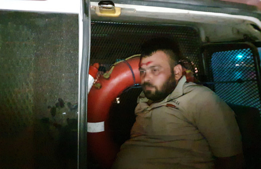 Polise çarpıp kaçan otomobilden 16 kilo esrar çıktı