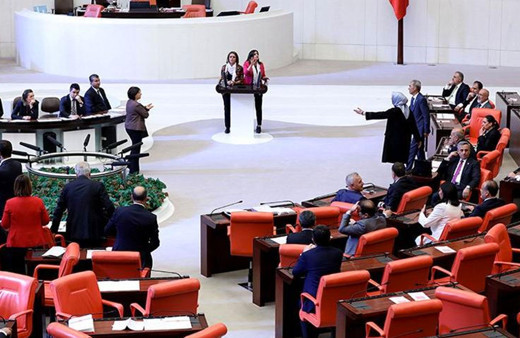 Meclis kürsüsü ortaya taşınıyor pusula ile oy kullanma tarihe karışıyor